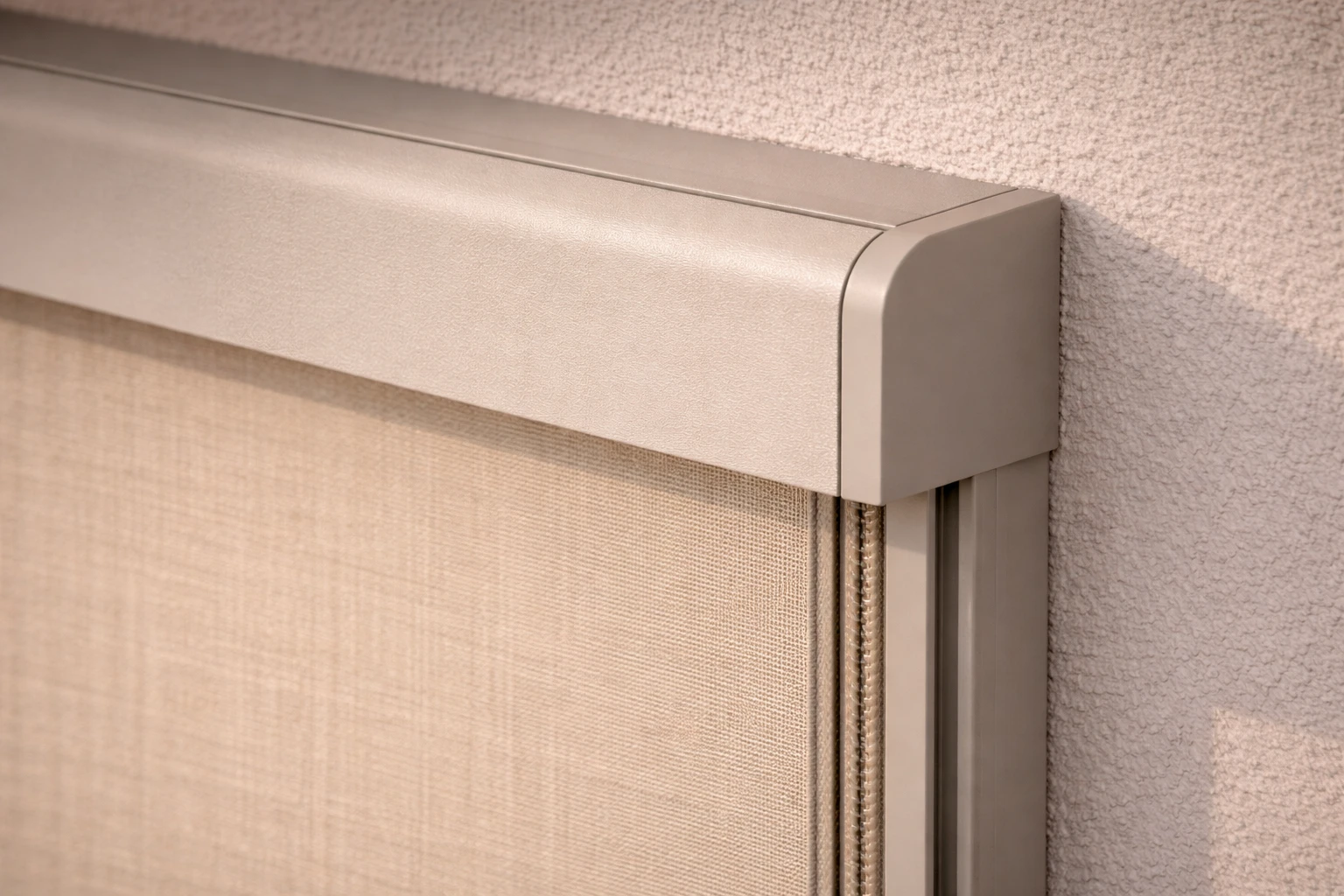 Unlike traditional blinds, ZIP screens use a side-locking system: the fabric edges glide within narrow guide rails, remaining perfectly taut and eliminating any light gaps.