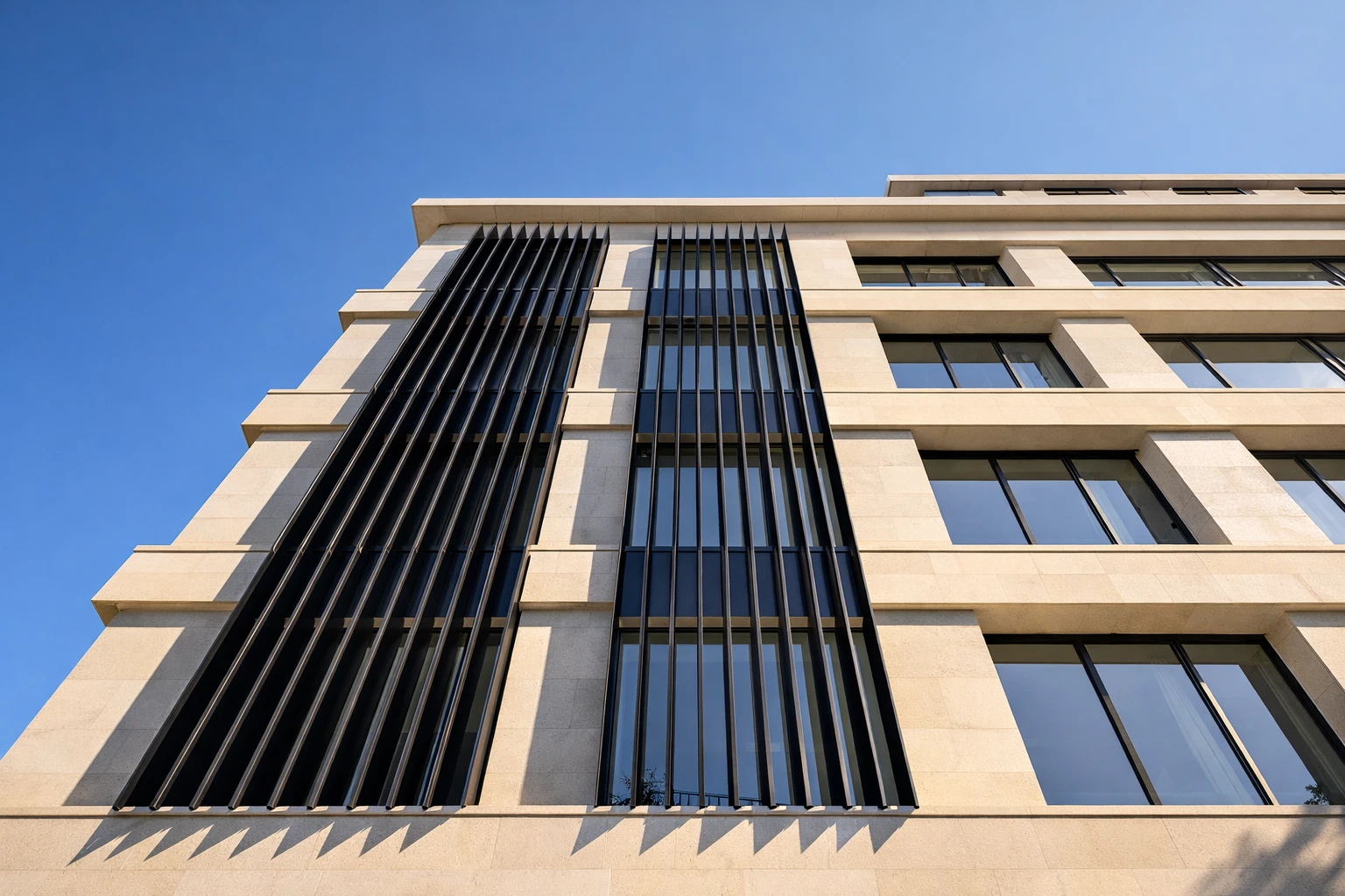 Composed of horizontal or vertical aluminium blades, it acts as a dynamic façade system that filters light and controls heat before it reaches your façade or outdoor space.